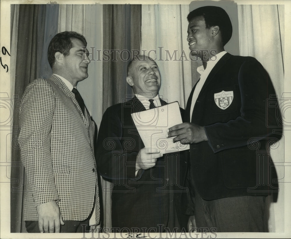 1969 Press Photo Football player Albert Dennis with Joe Clark & Dr. Rix Yard