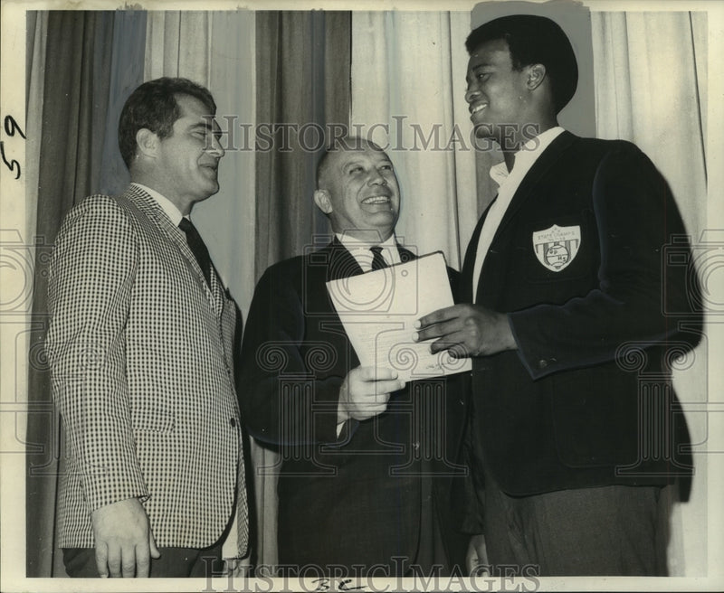 Load image into Gallery viewer, 1969 Press Photo Football player Albert Dennis with Joe Clark &amp; Dr. Rix Yard
