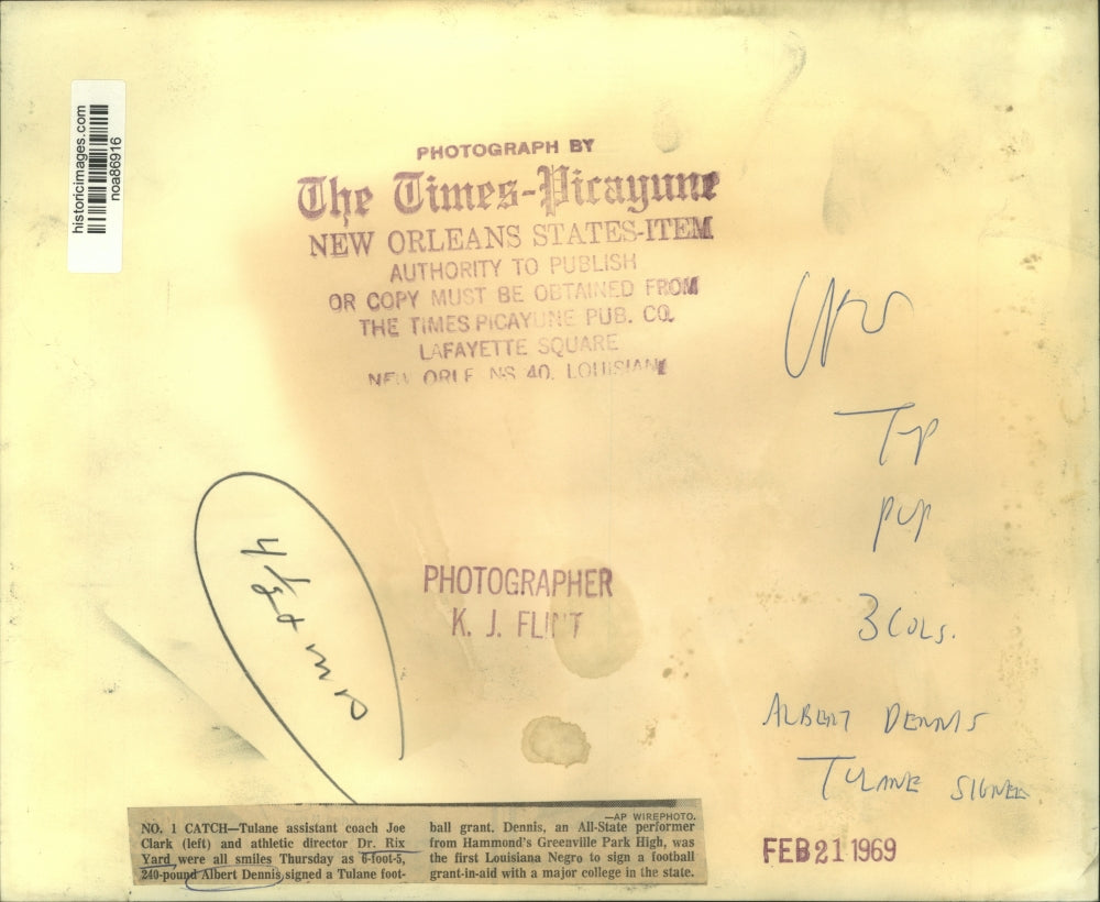 1969 Press Photo Football player Albert Dennis with Joe Clark & Dr. Rix Yard