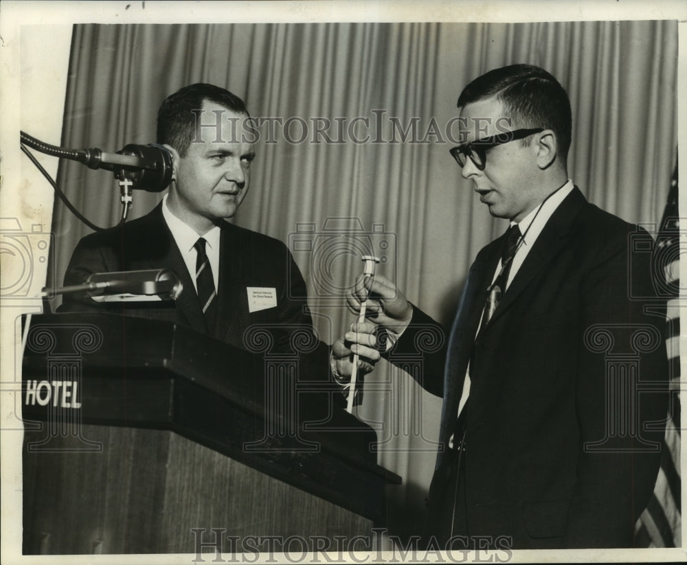 1962 Press Photo Dr.Edward W. Dennis welcomes Dr.William L.Hughes at meeting- Historic Images