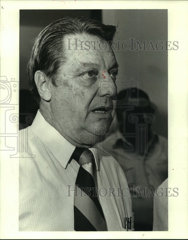 1986 Press Photo Bill Decell, administrative assistant of Chevron production- Historic Images