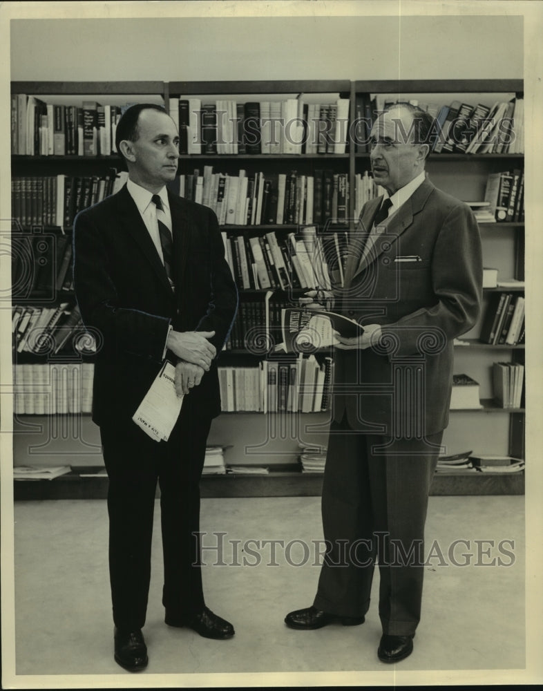 1965 Press Photo Delta Regional Primate Research librarians Paysse &amp; Fragga- Historic Images