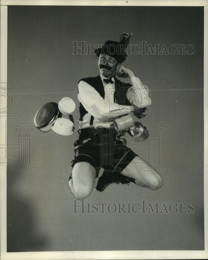 1964 Press Photo Figure Skater and Comedian Ted Deeley in Holiday on Ice- Historic Images