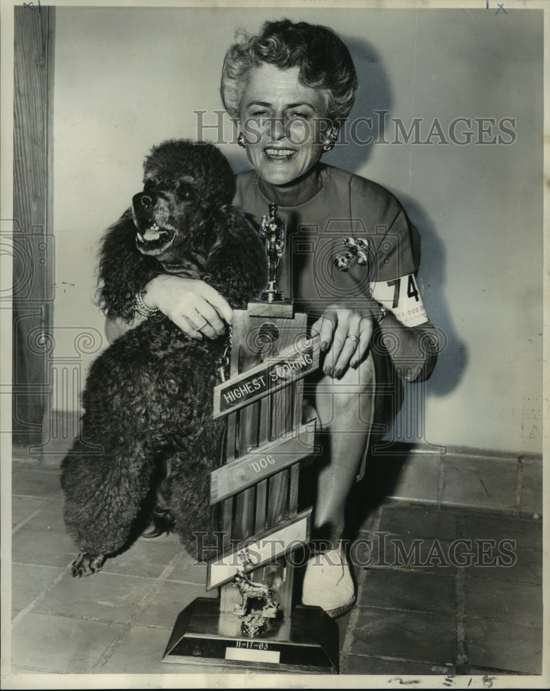 Load image into Gallery viewer, 1963 Press Photo Mrs. Matucha &amp; winning poodle, Courturiere, in obedience trial.
