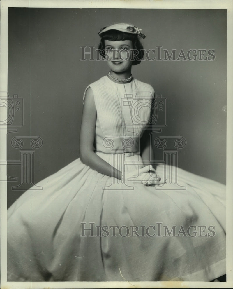 Load image into Gallery viewer, 1954 Press Photo Mrs. Melvin H. Dennis, former Miss Jean Marilyn Guess
