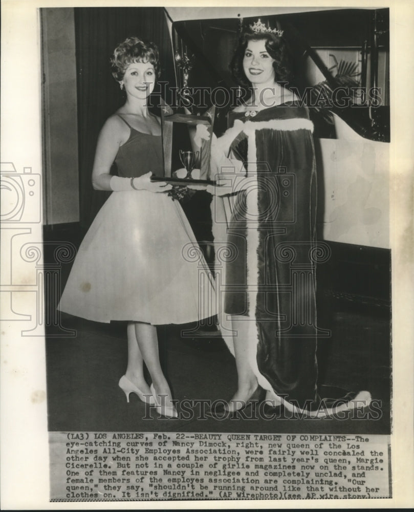 1962 Press Photo Nancy Dimock receives trophy from Margie Cicerelle - noa87843