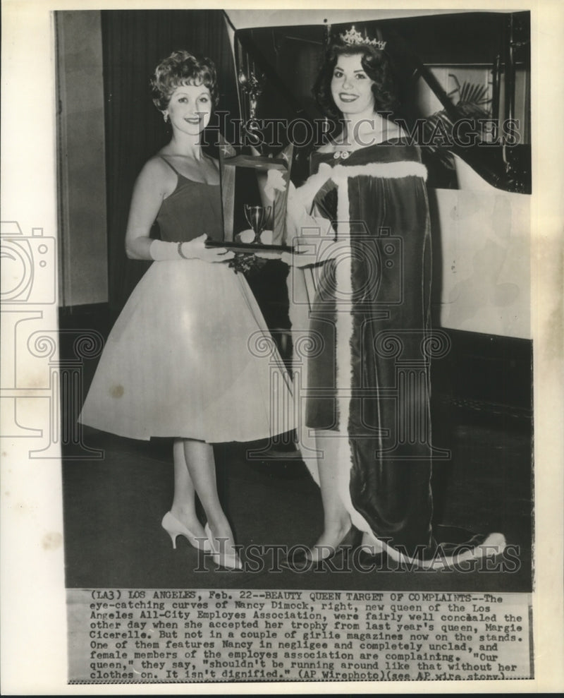 Load image into Gallery viewer, 1962 Press Photo Nancy Dimock receives trophy from Margie Cicerelle - noa87843
