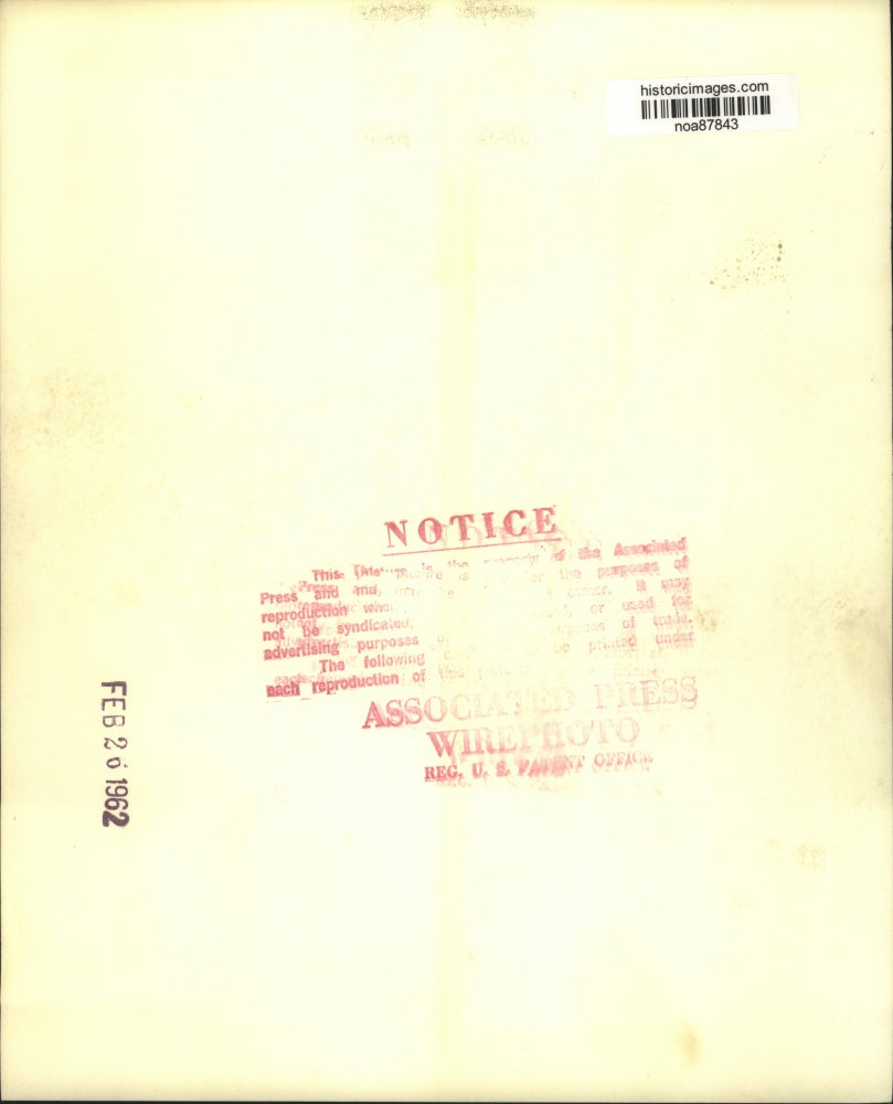 1962 Press Photo Nancy Dimock receives trophy from Margie Cicerelle - noa87843