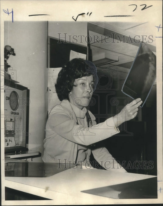 1973 Press Photo Dr. Jeanne Devron, member of Touro's female emergency room team