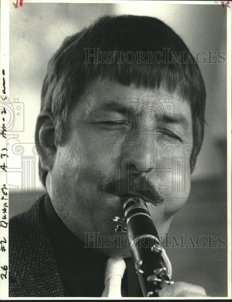 1985 Press Photo Man plays Clarinet- Historic Images