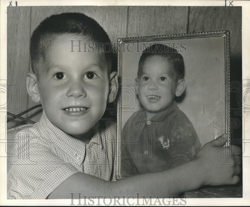 Load image into Gallery viewer, 1963 Press Photo Gregory Dimarco wearing plastic dentures to replace lost teeth
