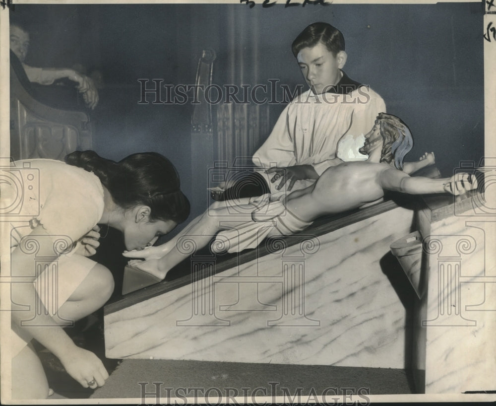 1968 Press Photo Churchgoers on Good Friday, St. Patrick's Catholic Church