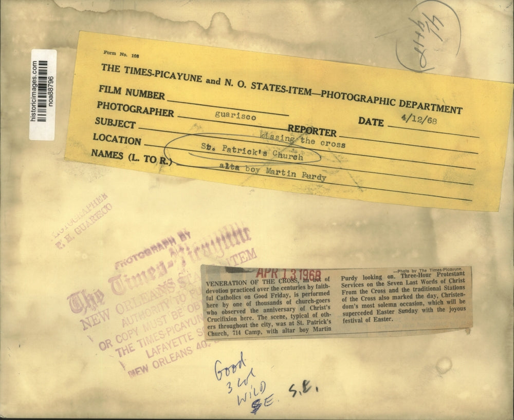 1968 Press Photo Churchgoers on Good Friday, St. Patrick's Catholic Church