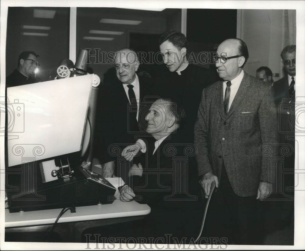 1968 Press Photo Barcelona mayor Jose Maria de Porcioles at Loyola University- Historic Images