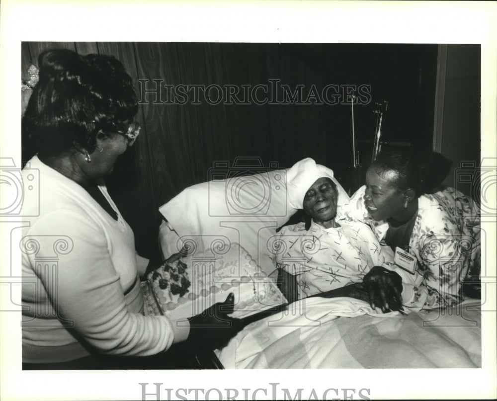 1995 Press Photo Odelia Davis and Family Celebrate Her 101st Birthday- Historic Images