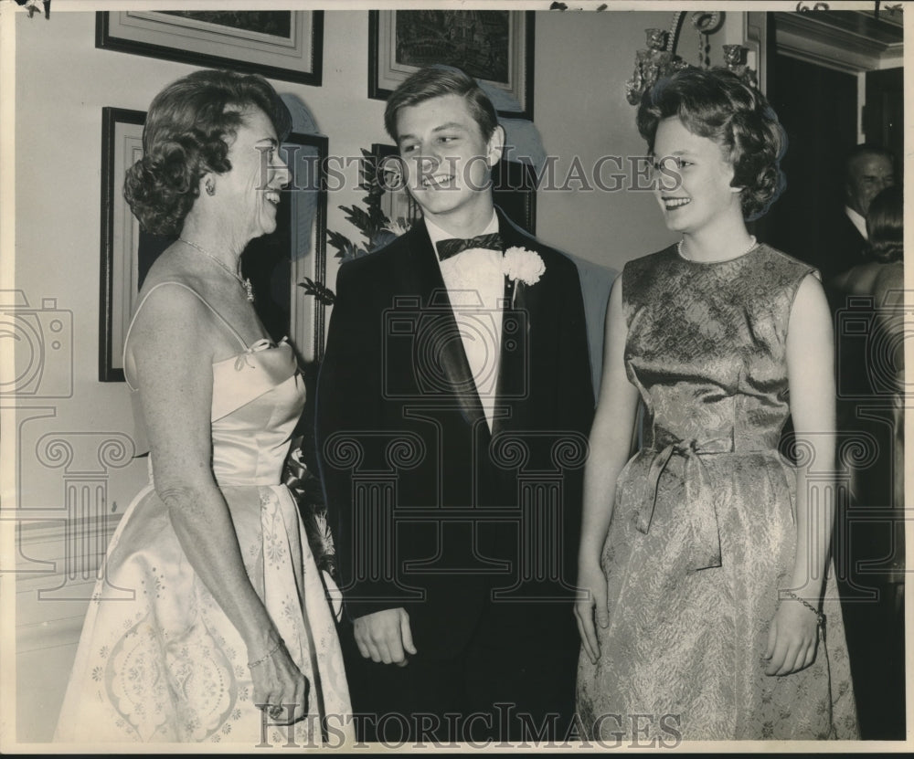 1963 Press Photo Mrs. Charles Lynch talks to guests at New Orleans Country Club- Historic Images