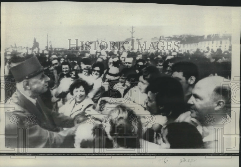 1967 Press Photo French President Charles de Gaulle, greeted by St. Pierre crowd