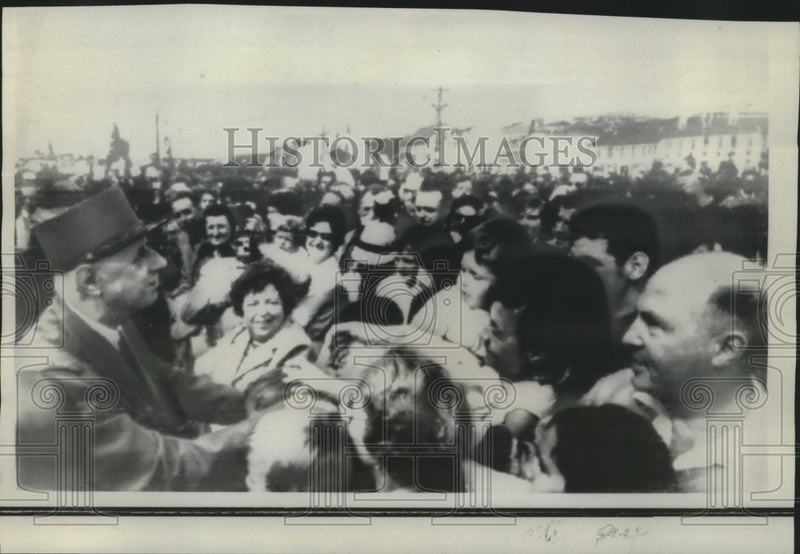 Load image into Gallery viewer, 1967 Press Photo French President Charles de Gaulle, greeted by St. Pierre crowd
