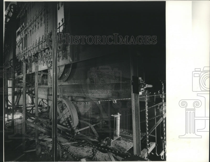 Load image into Gallery viewer, 1974 Press Photo Abandoned machine at Lincoln Beach park - noa89248
