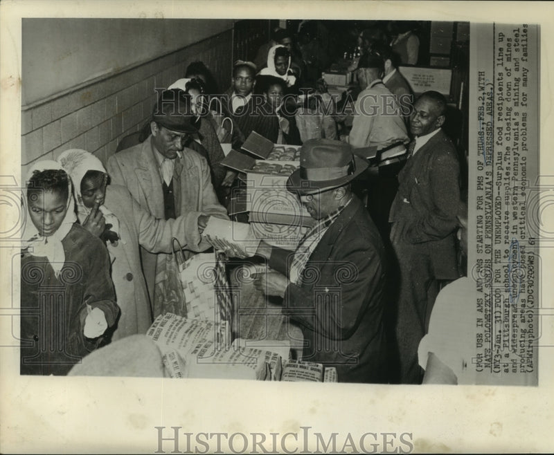 Load image into Gallery viewer, 1961 Press Photo Surplus food recipients line up at a Pittsburgh school

