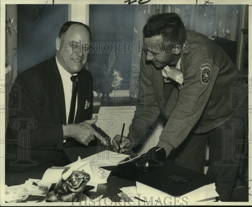 1966 Press Photo Irving P. Aucoin Jr signs an affidavit before Judge J.A. Wilkes