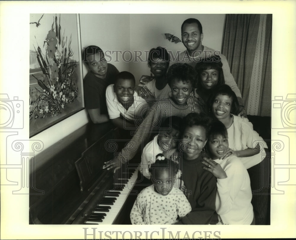 1990 Press Photo Louis Dejean with Gospel Chorus Family- Historic Images