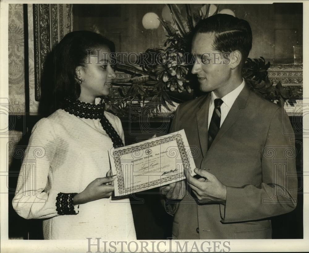  Press Photo Miss Shannon Dix, of St. Joseph Academy, accepts theater award- Historic Images