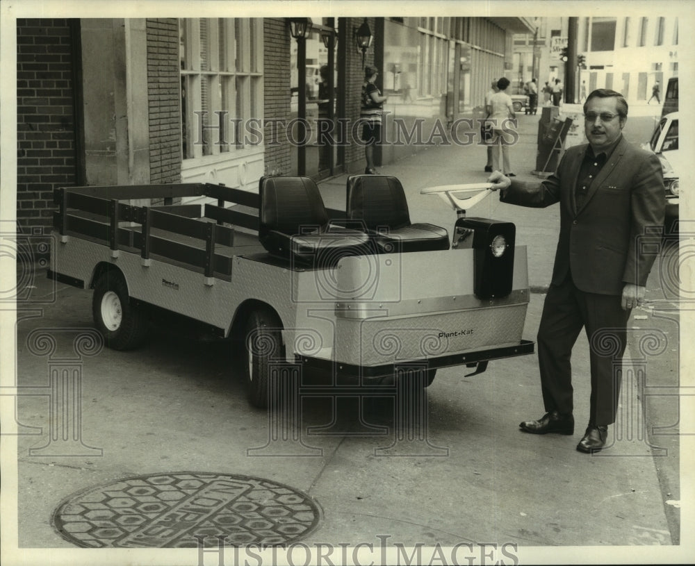 1971 Press Photo Dick Dinkel and the electric car &quot;Plant Cat&quot; - noa89898