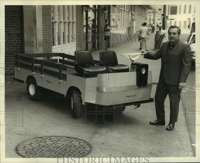 Load image into Gallery viewer, 1971 Press Photo Dick Dinkel and the electric car "Plant Cat" - noa89898
