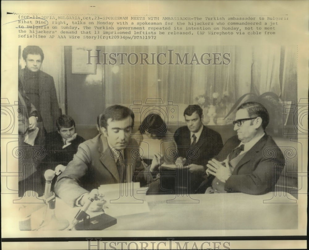 1972 Press Photo Turkish ambassador Nihat Dinc talks with hijacker&#39;s spokesman