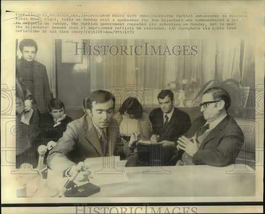1972 Press Photo Turkish ambassador Nihat Dinc talks with hijacker's spokesman