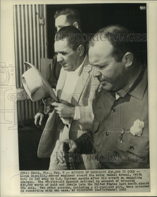 1962 Press Photo Llona Dionisio arrested for smuggling gold and jewels into U.S.- Historic Images