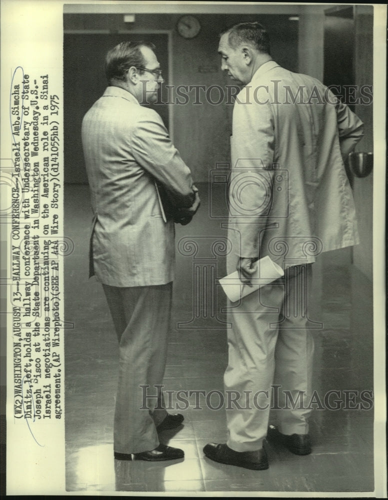 1975 Press Photo Israeli Ambassador Simcha Dinitz and Joseph Sisco - noa90373- Historic Images