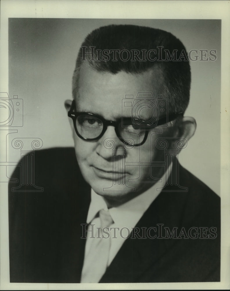 1964 Press Photo Columnist Kenneth L. Dixon - noa90451