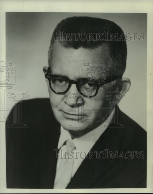1964 Press Photo Columnist Kenneth L. Dixon - noa90451