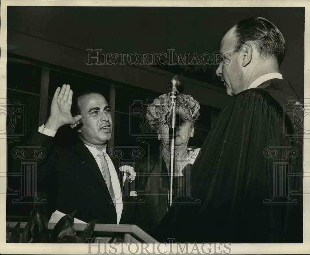 1962 Press Photo Mayor Edward D&#39;Geralamo takes oath of office as Mayor of Kenner