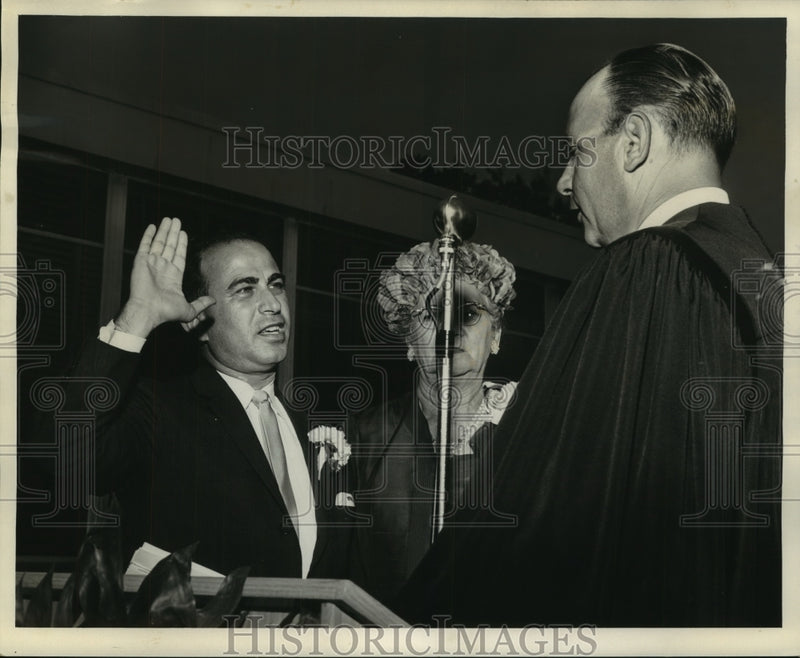 Load image into Gallery viewer, 1962 Press Photo Mayor Edward D'Geralamo takes oath of office as Mayor of Kenner
