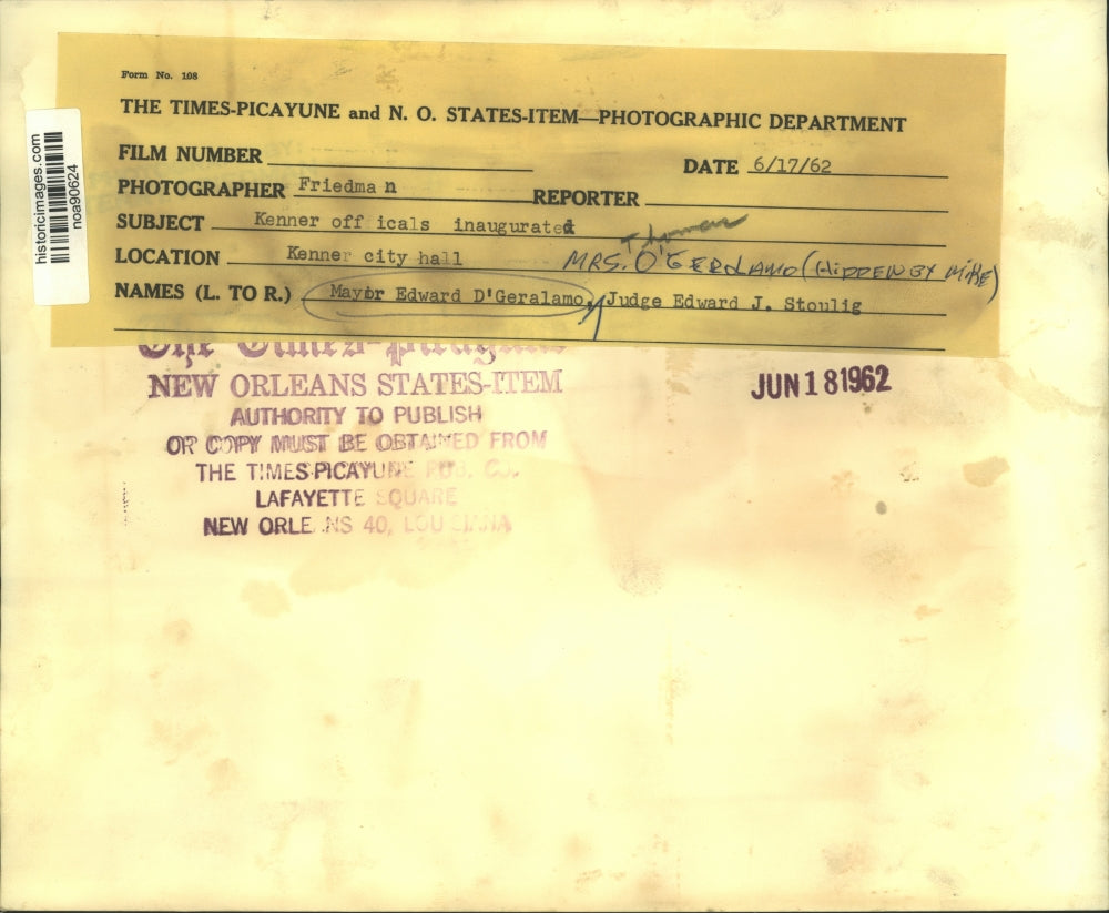 1962 Press Photo Mayor Edward D'Geralamo takes oath of office as Mayor of Kenner