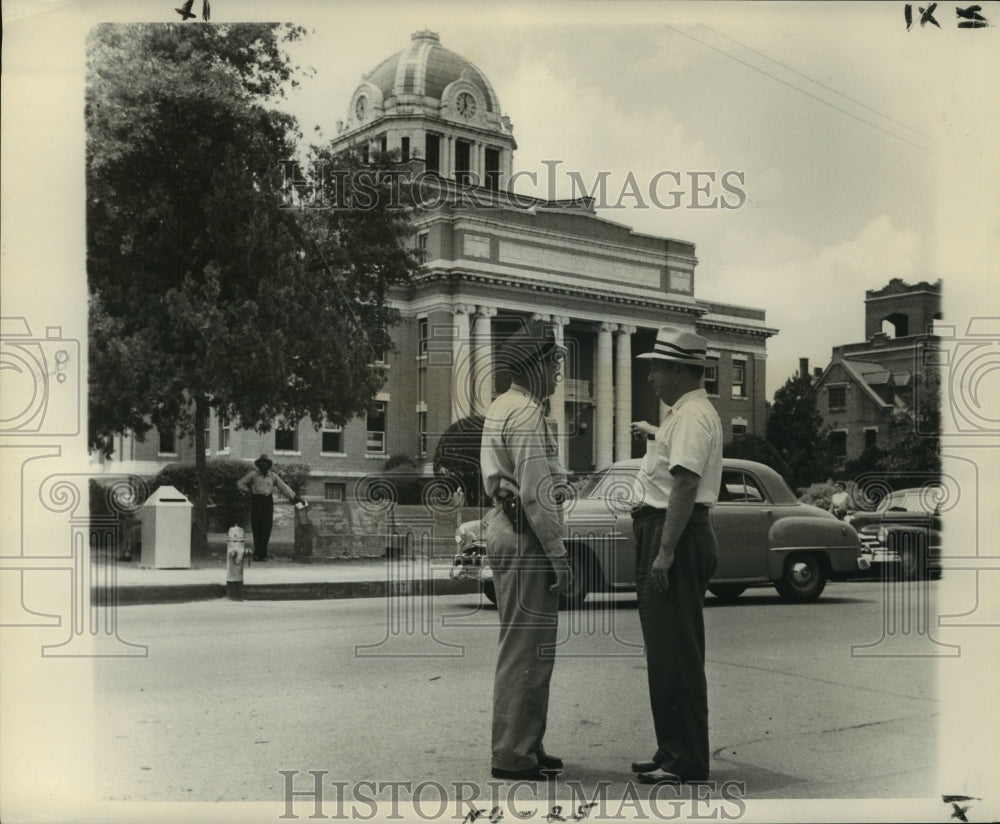 1952 Press Photo Officer V.L. Sanders and Mayor Arcene Stewart in safest city