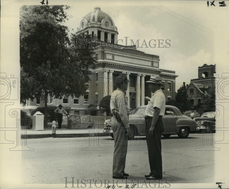 Load image into Gallery viewer, 1952 Press Photo Officer V.L. Sanders and Mayor Arcene Stewart in safest city
