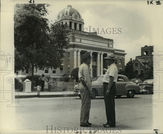 1952 Press Photo Officer V.L. Sanders and Mayor Arcene Stewart in safest city