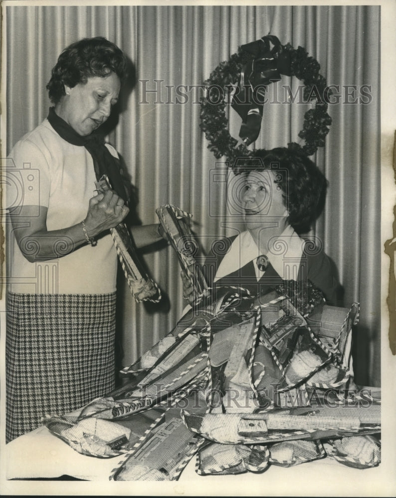 1970 Press Photo Organization Prepares Christmas Stockings - noa90748- Historic Images