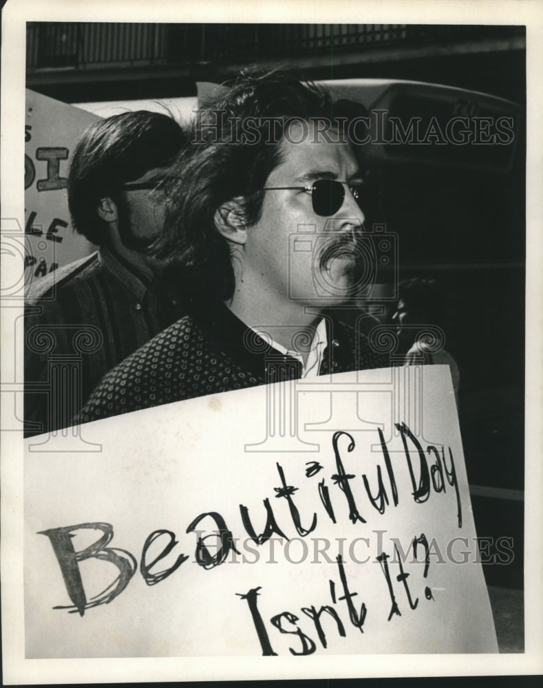 1967 Press Photo A group of protestors carrying placards - noa90988