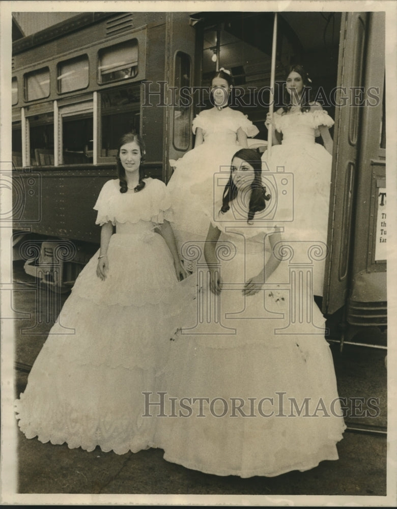 1971 Press Photo Debutantes in their evening gowns presented formally to society- Historic Images