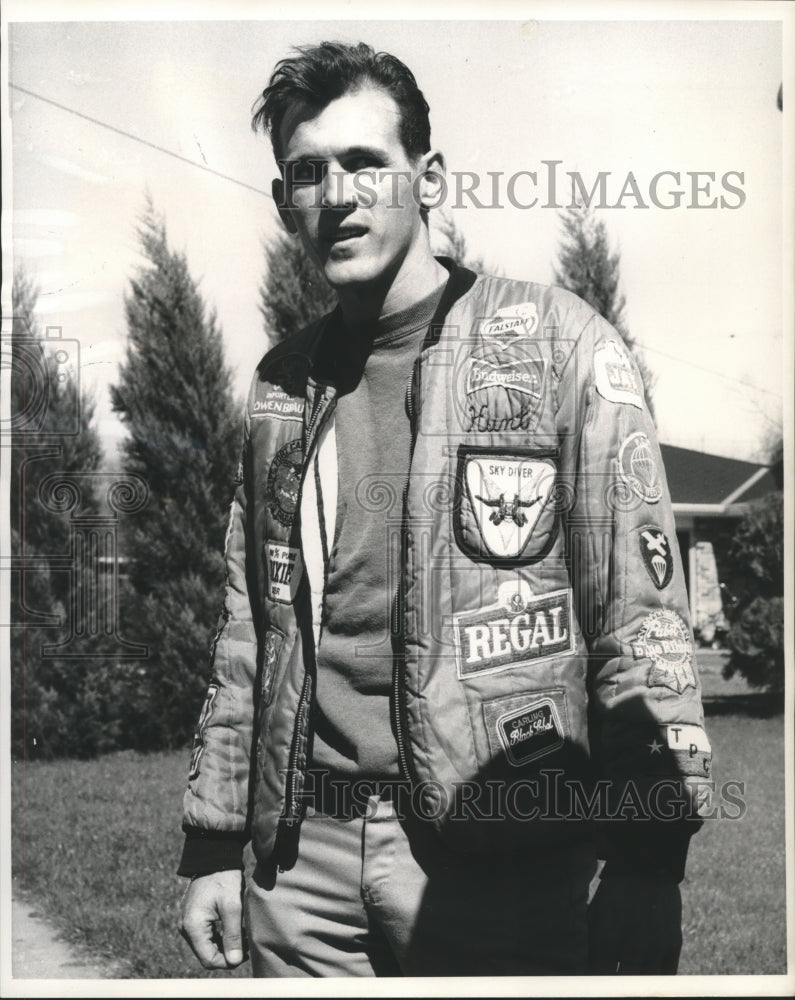 Load image into Gallery viewer, 1968 Press Photo Skydiver Hunley Dufour survived a parachute malfunction
