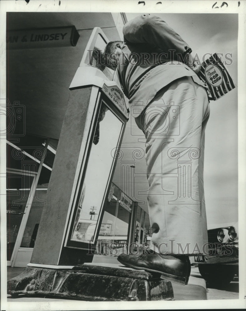 1966 Press Photo Unidentified man checking his weight after crash dieting- Historic Images