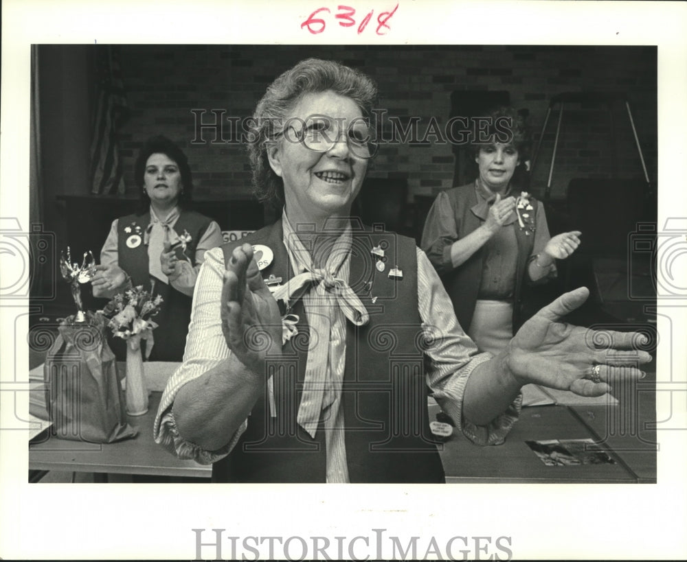 1988 Press Photo Yvonne Pinto, leads the TOPS chapter in a song, Diets joins in.- Historic Images