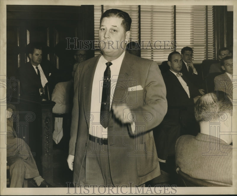 Load image into Gallery viewer, 1959 Press Photo Witness Captain Wm Dowie, of Homicide. - noa91538
