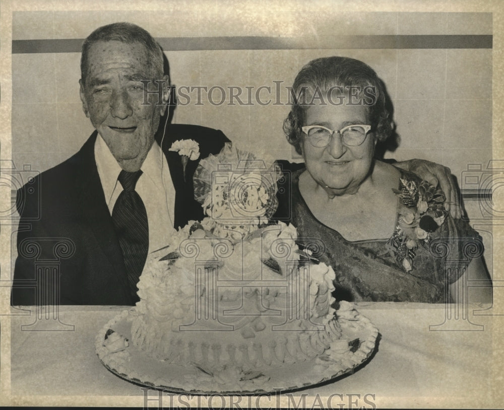 1971 Press Photo Mr. & Mrs. Henry P. Deis celebrating their golden Anniversary - Historic Images
