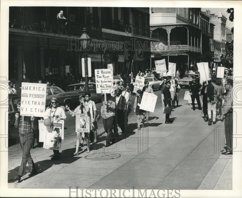 Load image into Gallery viewer, 1967 Press Photo New Orleans Draft Resisters Union Local #3- Protest
